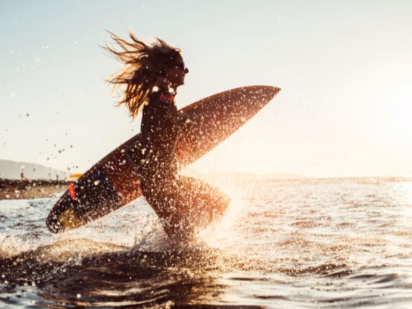 Dlaczego powinieneś rozważyć naukę surfowania: Przewodnik dla początkujących