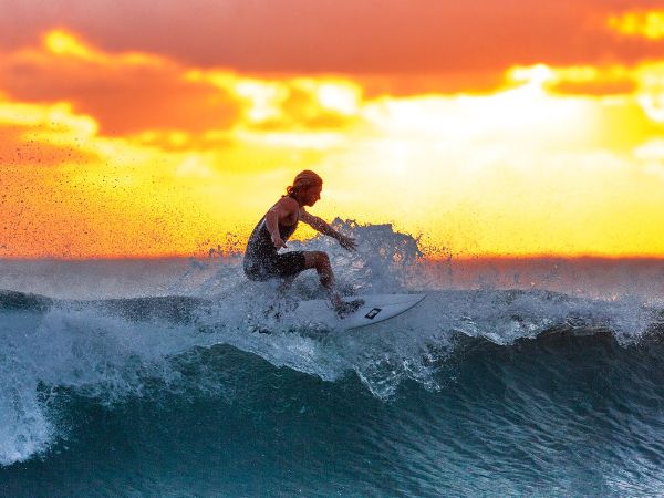 Twój ostateczny przewodnik po surfingu: Jak surfować i bujać się na plaży