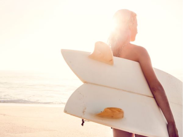 Jak wybrać odpowiednią deskę surfingową: Porady dla początkujących