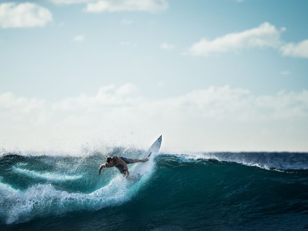 Jak surfować po oceanie: Poradnik eksperta, jak nauczyć się tego sportu